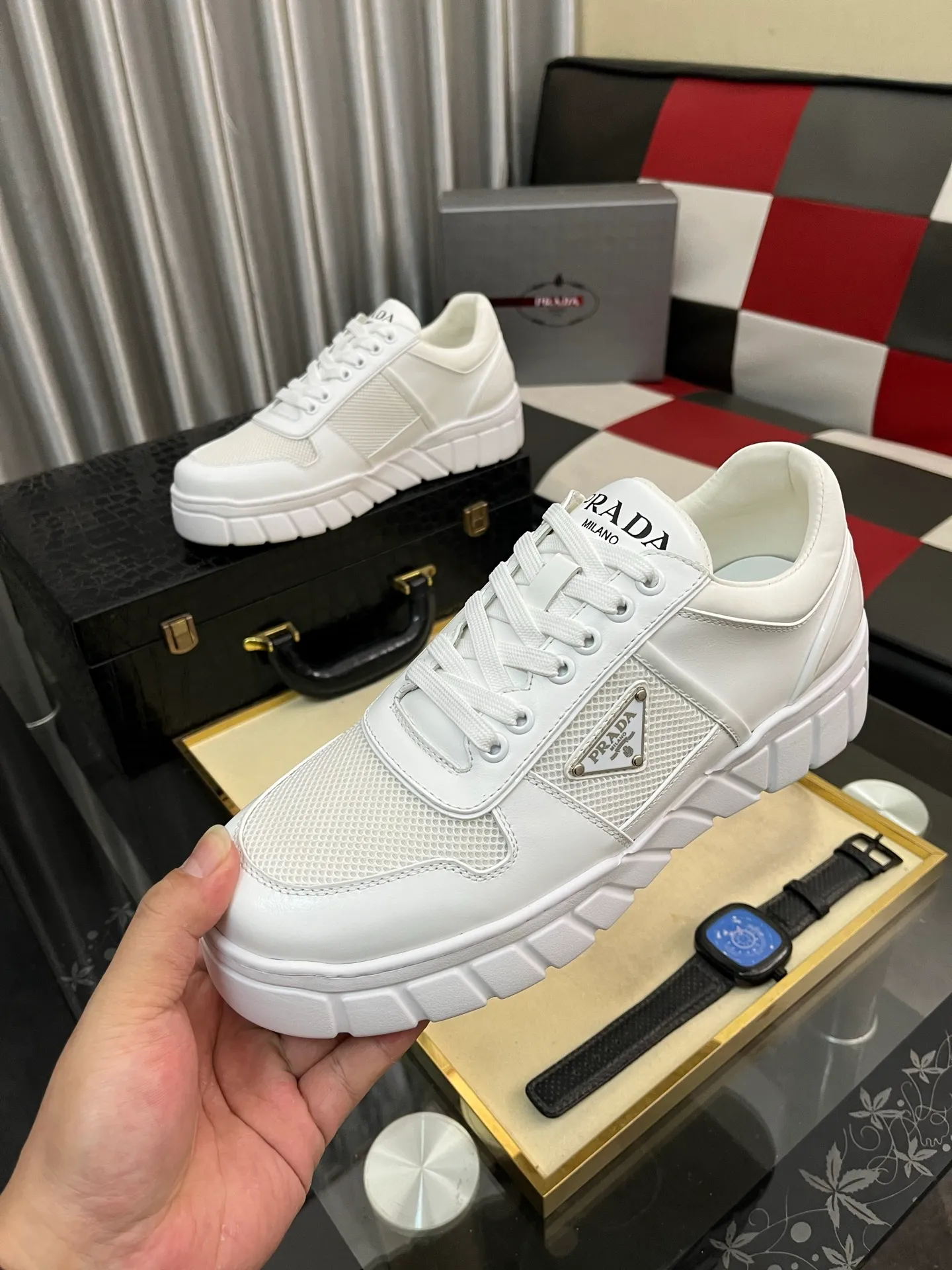 Men's shoes 💰: 560⌚⌚ high version. High-quality new PRADA counters are launched simultaneously. The new men's shoes and 😘 fabrics are selected from first-layer cowhide. Lining: Imported cowhide leather lining. 👍🏿High-end☄️Open-molded non-slip rubber outsole, exquisite lines, simple and elegant, comfortable and high-end for leisure travel. Number of yards: 38 to 44. (Can be customized for 45 non-refundable)